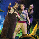 Drei Schauspieler spielen im Dschungeltheater auf der Bühne