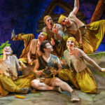 Theaterszene mit fröhlichen Schauspielern im Dschungelset