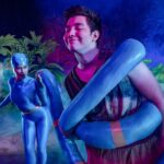 Theaterszene mit bunten Kostümen und Dschungelhintergrund