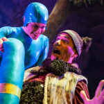 Theaterszene mit zwei Darstellern in bunten Kostümen