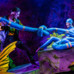 Bunte Theaterszene mit zwei Darstellern in Kostümen