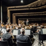 Orchester spielt Konzert in modernem Konzertsaal