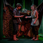 Zwei Schauspieler auf Theaterbühne in dramatischer Szene