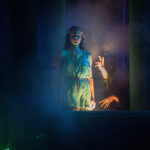Theaterszene mit mystischem Licht und zwei Darstellern