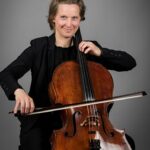 Musikerin spielt Cello mit Bogen